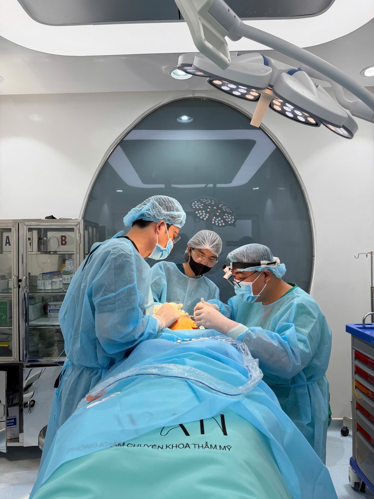 Ê-kíp phẫu thuật tạo hình tại Swan Clinic
